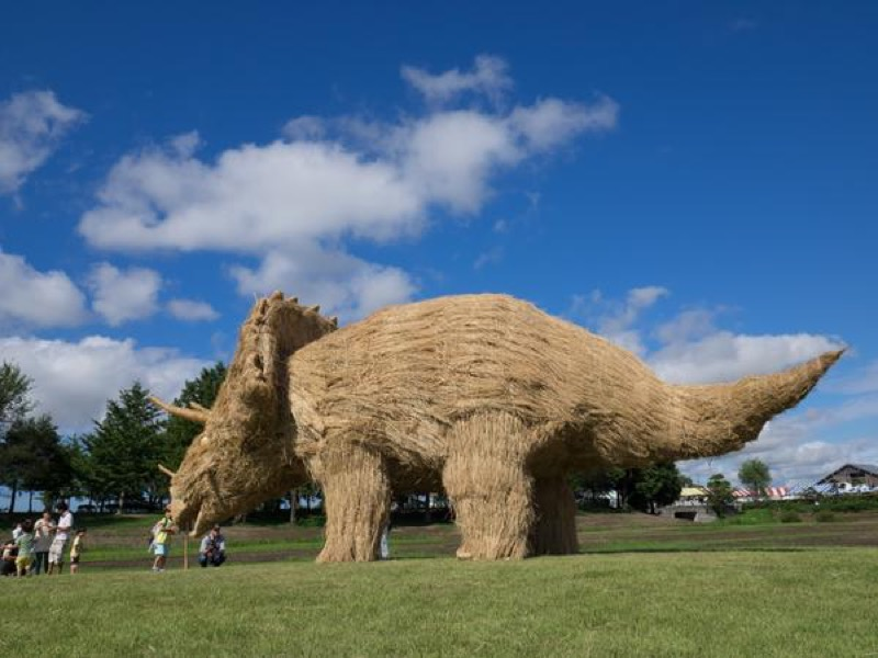 Illustration for article titled Straw Dinosaurs Appear in Japanese Fields, Try To Eat Humans